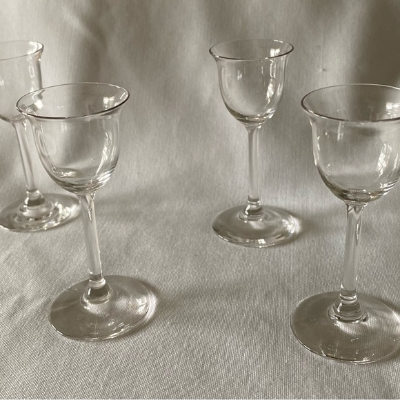 Beautiful Set of 4 Cordial Glasses Adorabley Sweet - Picture 8 of 10